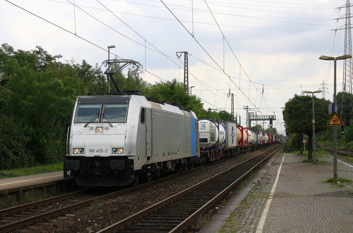 186 455-2 von Railpool kommt mit einem Containerzug aus Dusburg-Rheinhausen(D) nach Rotterdam(NL) und kommt aus Richtung Duisbueg und fährt durch Oberhausen-Sterkrade in Richhtung Wesel,Emmerich.
Aufgenommen vom Bahnsteig in Oberhausen-Sterkrade.
Bei Sommerwetter am Nachmittag vom 26.7.2017.