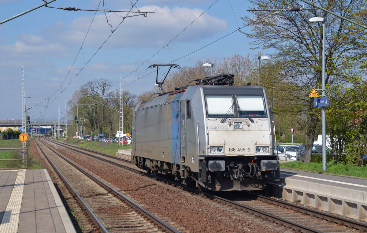 186 455 von Railpool rollte am 10.04.19 Lz durch Wittenberg-Altstadt Richtung Dessau.