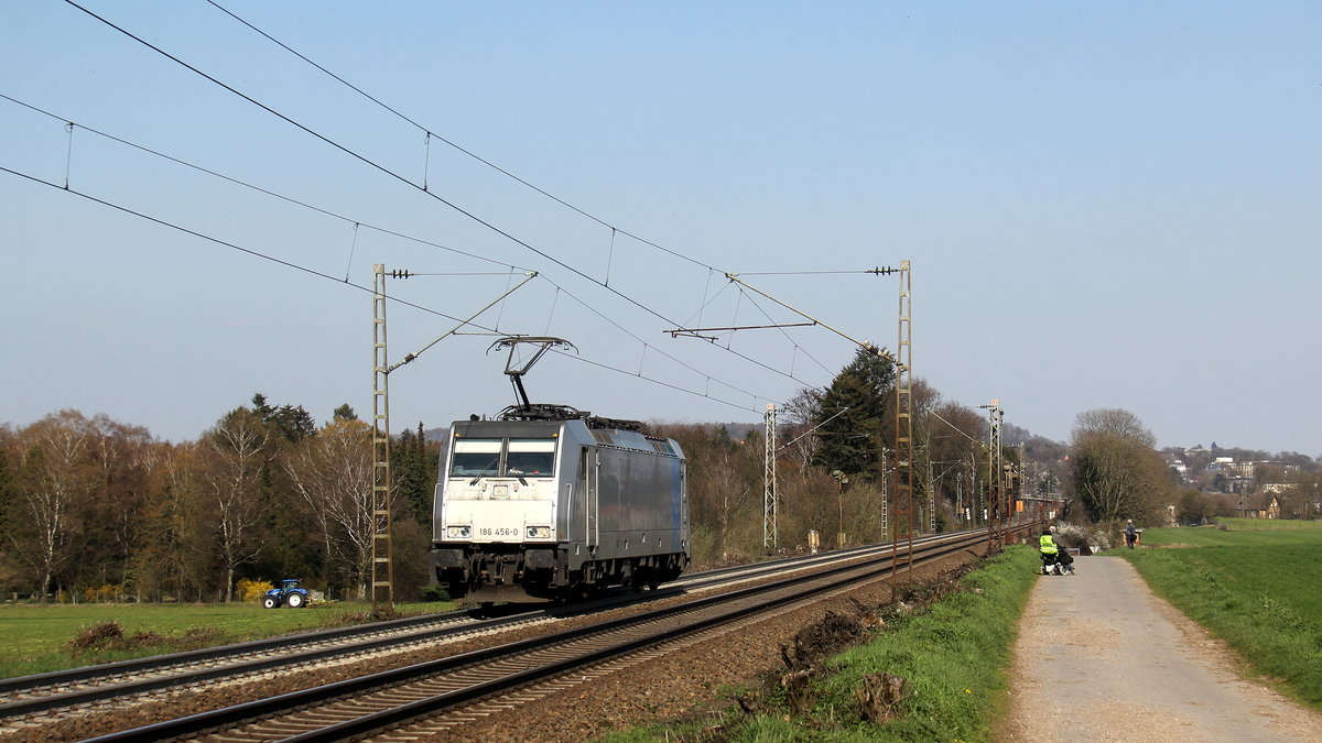 186 456-0 von Lineas/Railpool kommt als Lokzug von Aachen-West nach Belgien und fährt die Gemmenicher-Rampe hoch. 
Aufgenommen an der Montzenroute am Gemmenicher-Weg.
Bei schönem Frühlingswetter am Nachmittag vom 30.3.2019.