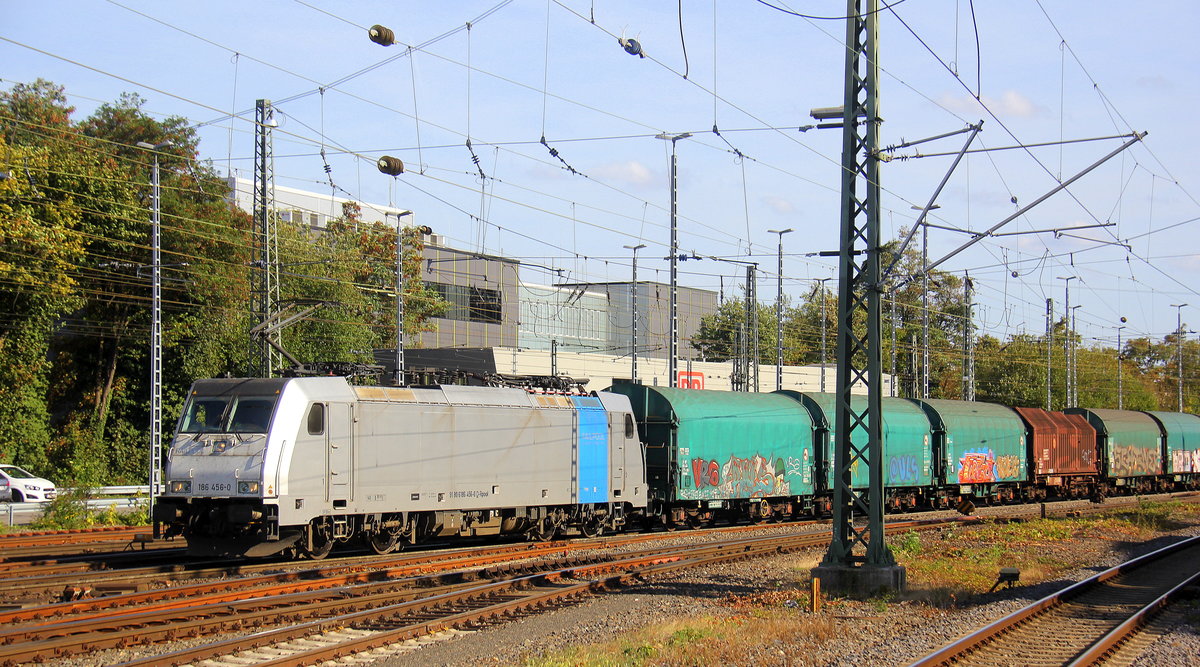186 456-0 von Lineas/Railpool  kommt aus Richtung Montzen/Belgien mit einem Kurzen Coilzug aus Kinkempois(B) nach Köln-Gremberg und fährt in Aachen-West ein. 
Aufgenommen vom Bahnsteig 2 in Aachen-West. 
Bei Sommerwetter am Nachmittag vom 19.9.2018.