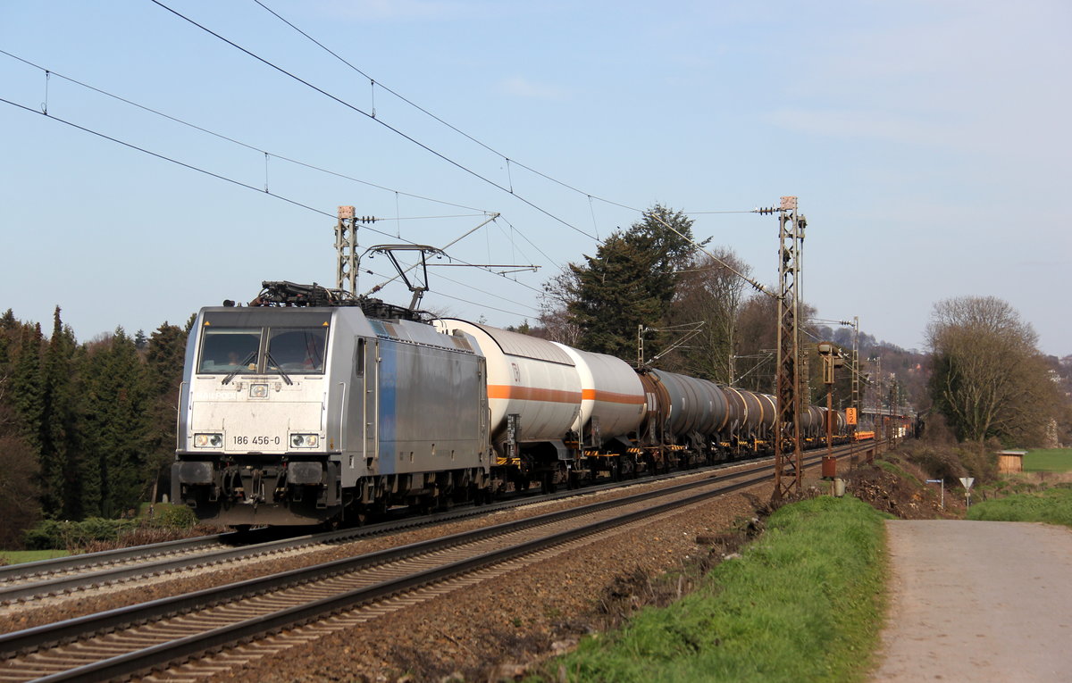 186 456-0 von Lineas/Railpool kommt aus Richtung Aachen-West die Gemmenicher-Rampe hoch mit einem lagen Kesselzug aus Ludwigshafen-BASF nach Antwerpen-BASF(B) und fährt in Richtung Montzen/Belgien. 
Aufgenommen an der Montzenroute am Gemmenicher-Weg. 
Bei schönem Frühlingswetter am Nachmittag vom 24.3.2019.