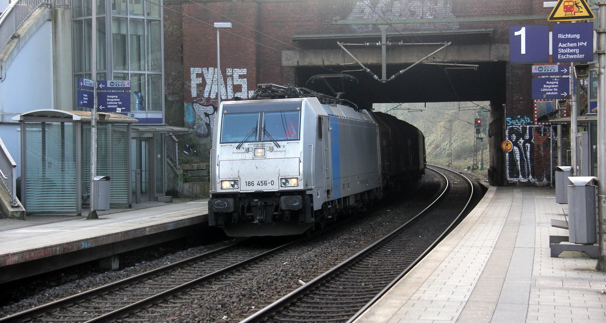186 456-0 von Lineas/Railpool  kommt aus Richtung Köln,Aachen-Hbf und fährt durch Aachen-Schanz mit einem Güterzug aus Köln-Gremberg(D) nach Antwerpen-Noord(B) und fährt in Richtung Aachen-West. 
Aufgenommen vom Bahnsteig von Aachen-Schanz. 
Am Morgen vom 27.3.2019.