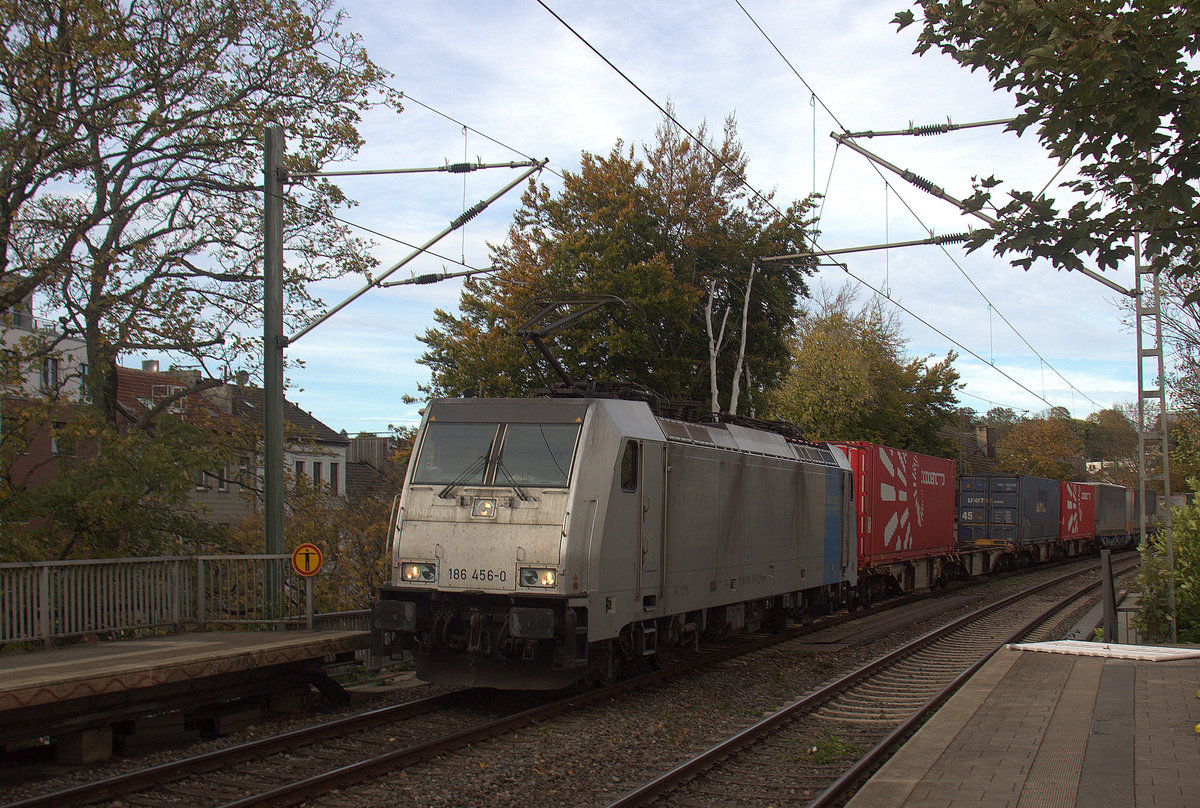 186 456-0 von Lineas/Railpool kommt aus Richtung Aachen-West mit einem KLV-Containerzug aus Belgien nach Italien und fährt durch Aachen-Schanz in Richtung Aachen-Hbf,Aachen-Rothe-Erde,Stolberg-Hbf(Rheinland)Eschweiler-Hbf,Langerwehe,Düren,Merzenich,Buir,Horrem,Kerpen-Köln-Ehrenfeld,Köln-West,Köln-Süd. 
Aufgenommen vom Bahnsteig von Aachen-Schanz. 
Bei Sonne und Wolken am Nachmittag vom 26.10.2019.
