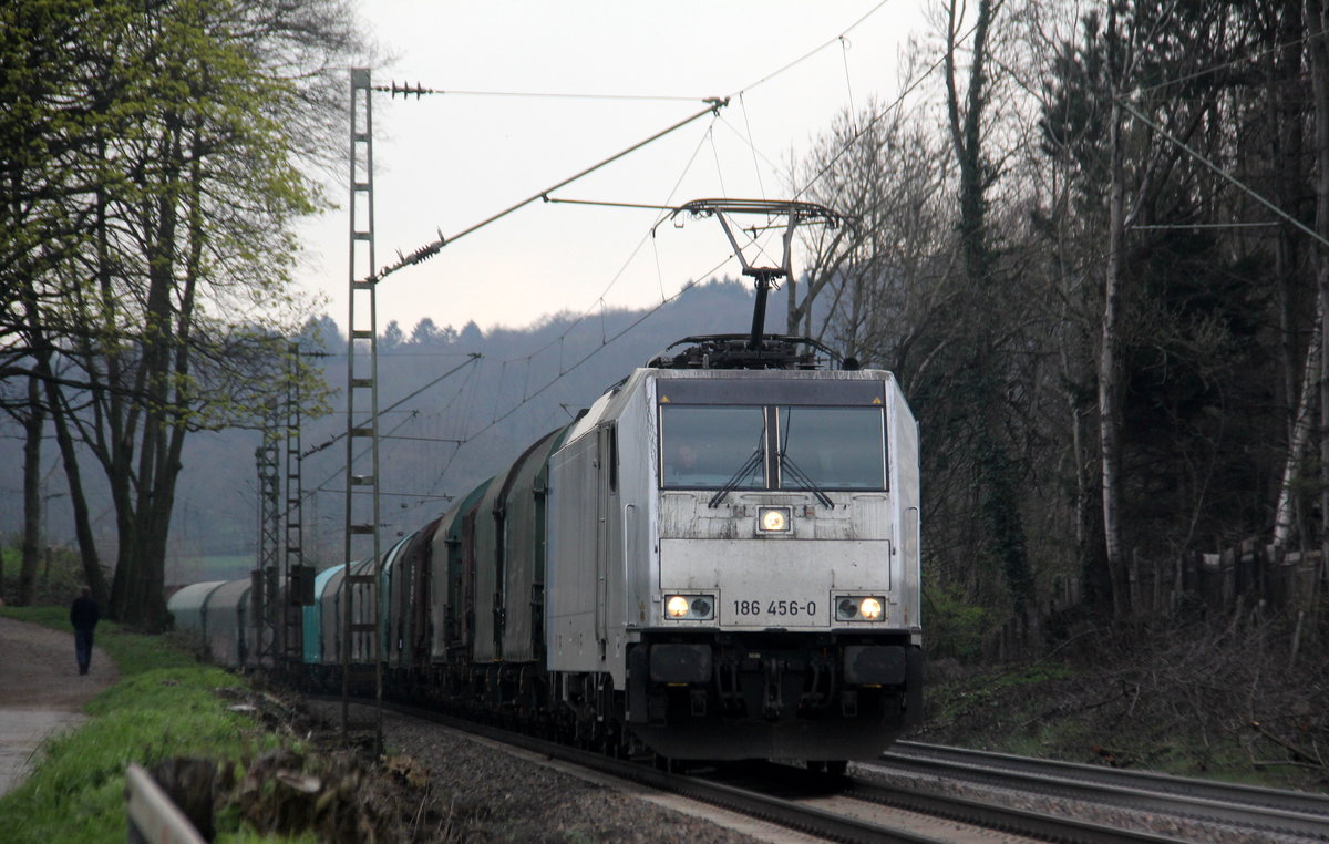 186 456-0 von Lineas/Railpool kommt die Gemmenicher-Rampe herunter nach Aachen-West mit einem Coilzug aus Kinkempois(B) nach Köln-Gremberg(D). 
Aufgenommen an der Gemmenicher-Rampe am Gemmenicher-Weg an der Montzenroute.
Bei Wolken am Nachmittag vom 28.3.2019.