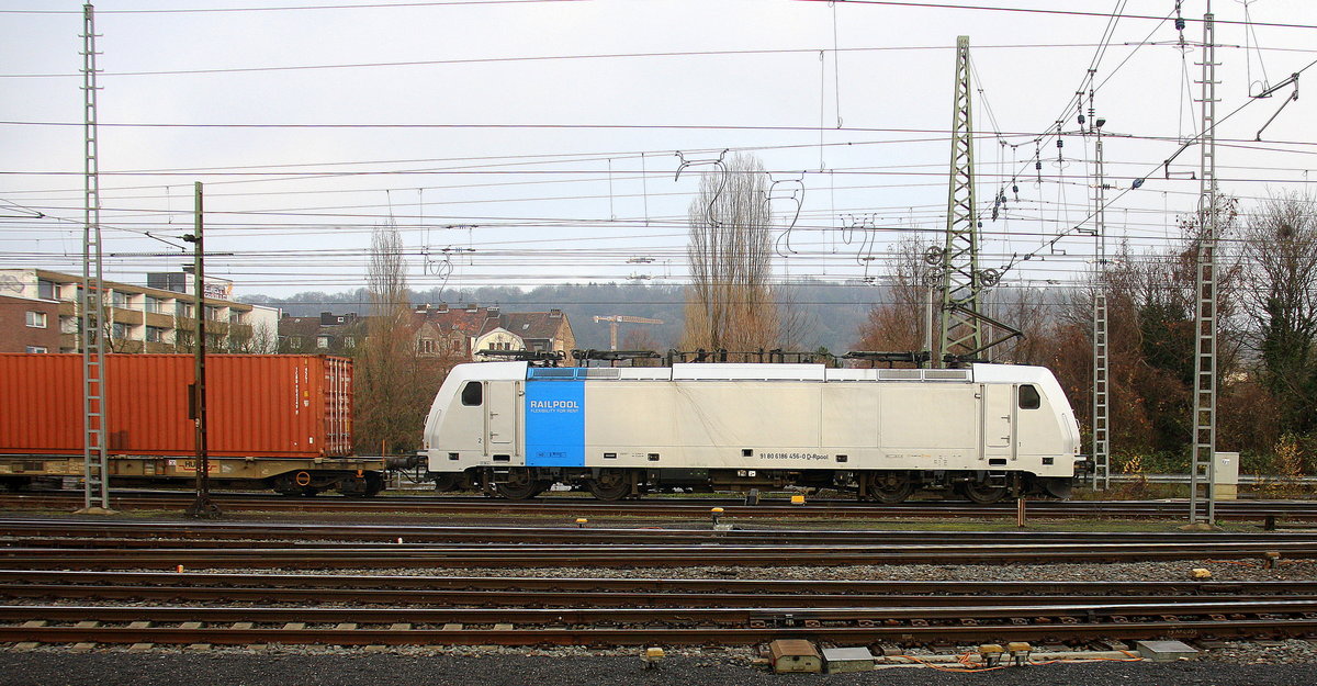 186 456-0 von Railpool fährt mit einem  Containerzug aus Gallarate(I) nach Antwerpen-Oorderen(B), aufgenommen bei der Ausfahrt aus Aachen-West in Richtung Montzen/Belgien. Aufgenommen vom Bahnsteig in Aachen-West.
Am Kalten Nachmittag vom 17.12.2017.