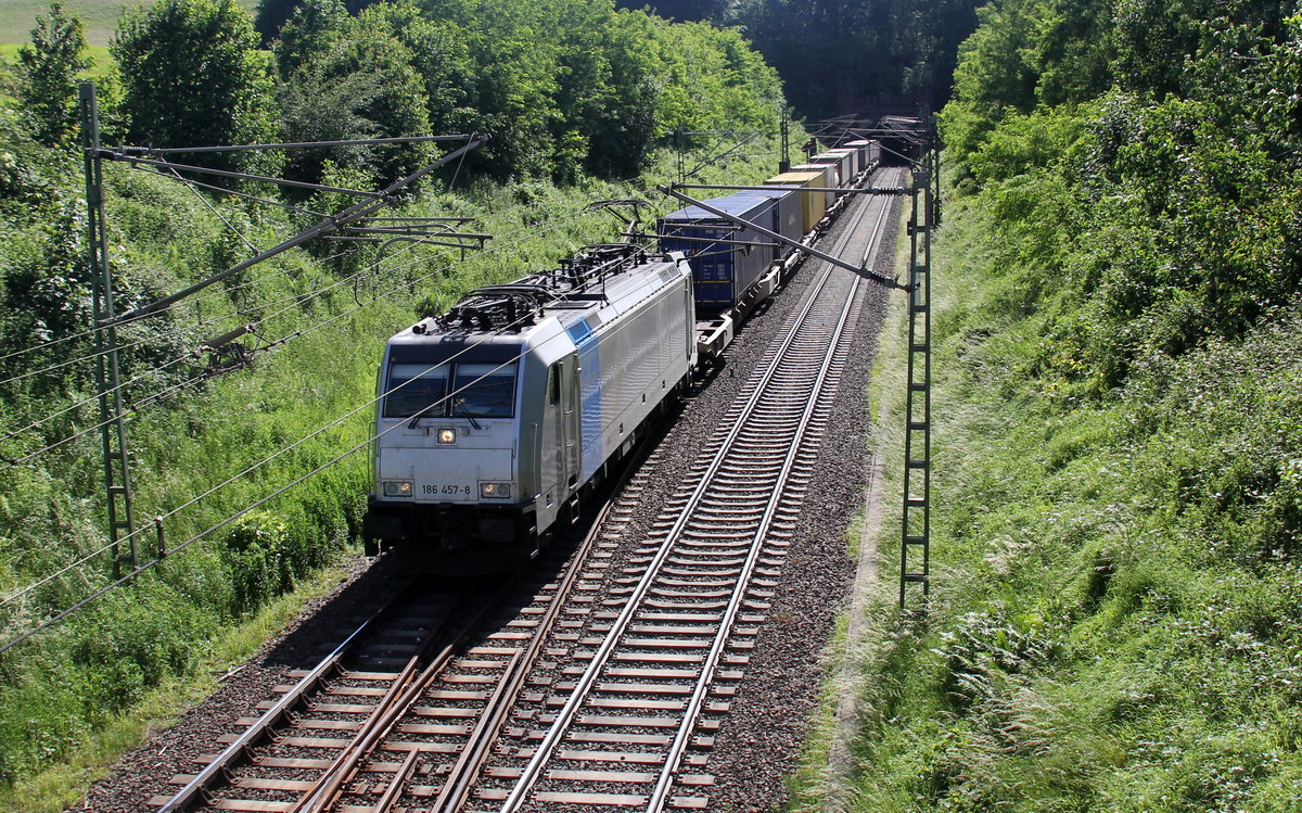 186 457-8 von Lineas/Railpool  kommt aus dem Gemmenicher-Tunnel raus mit einem Containerzug aus Zeebrugge-Vorming(B) nach Gallarate(B) und fährt nach Aachen-West und rollt die Gemmenicher-Rampe herunter nach Aachen-West. 
Aufgenommen in Reinartzkehl auf der Montzenroute. 
Bei Sonne und Regenwolken am Nachmittag vom 8.6.2019. 