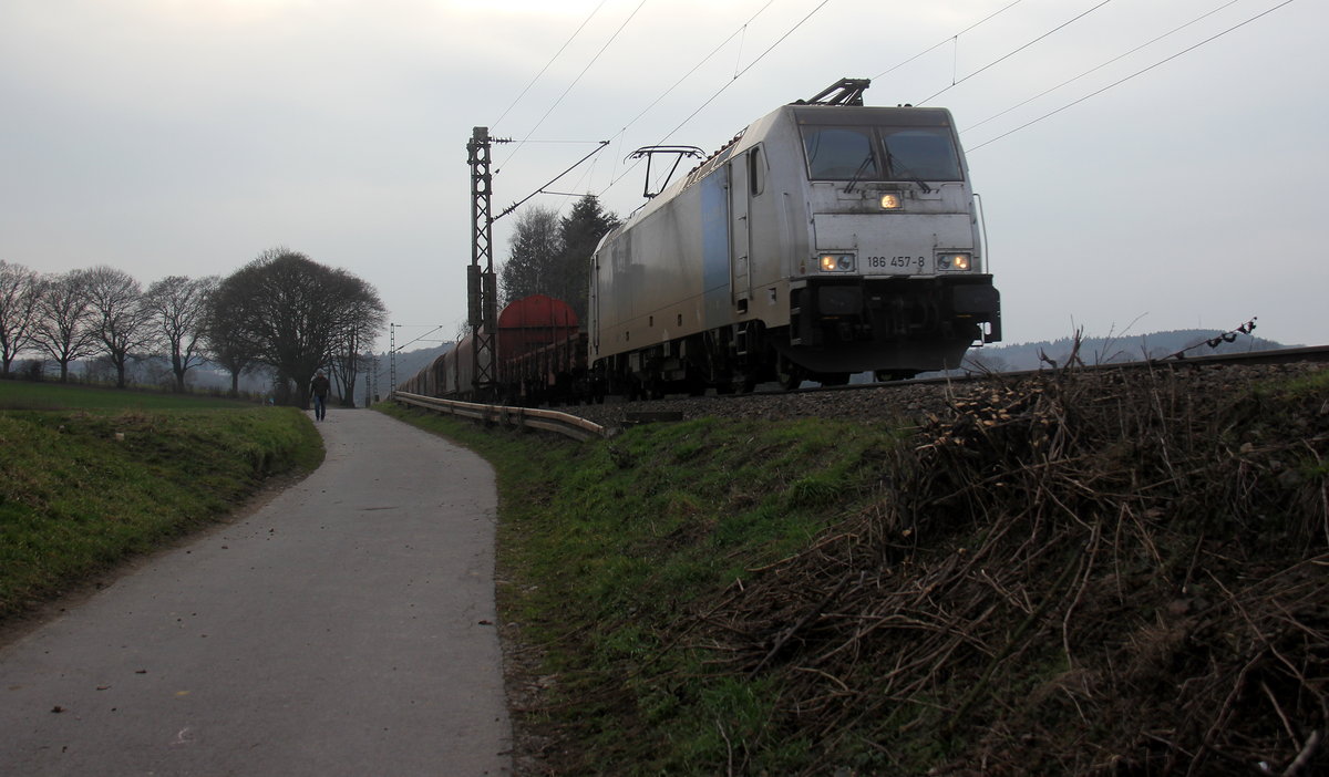 186 457-8 von Lineas/Railpool  kommt die Gemmenicher-Rampe herunter nach Aachen-West mit einem Güterzug aus Antwerpen-Noord(B) nach Köln-Gremberg(D). 
Aufgenommen an der Montzenroute am Gemmenicher-Weg.
Bei Sonne und Regenwolken am Nachmittag vom 21.2.2019.