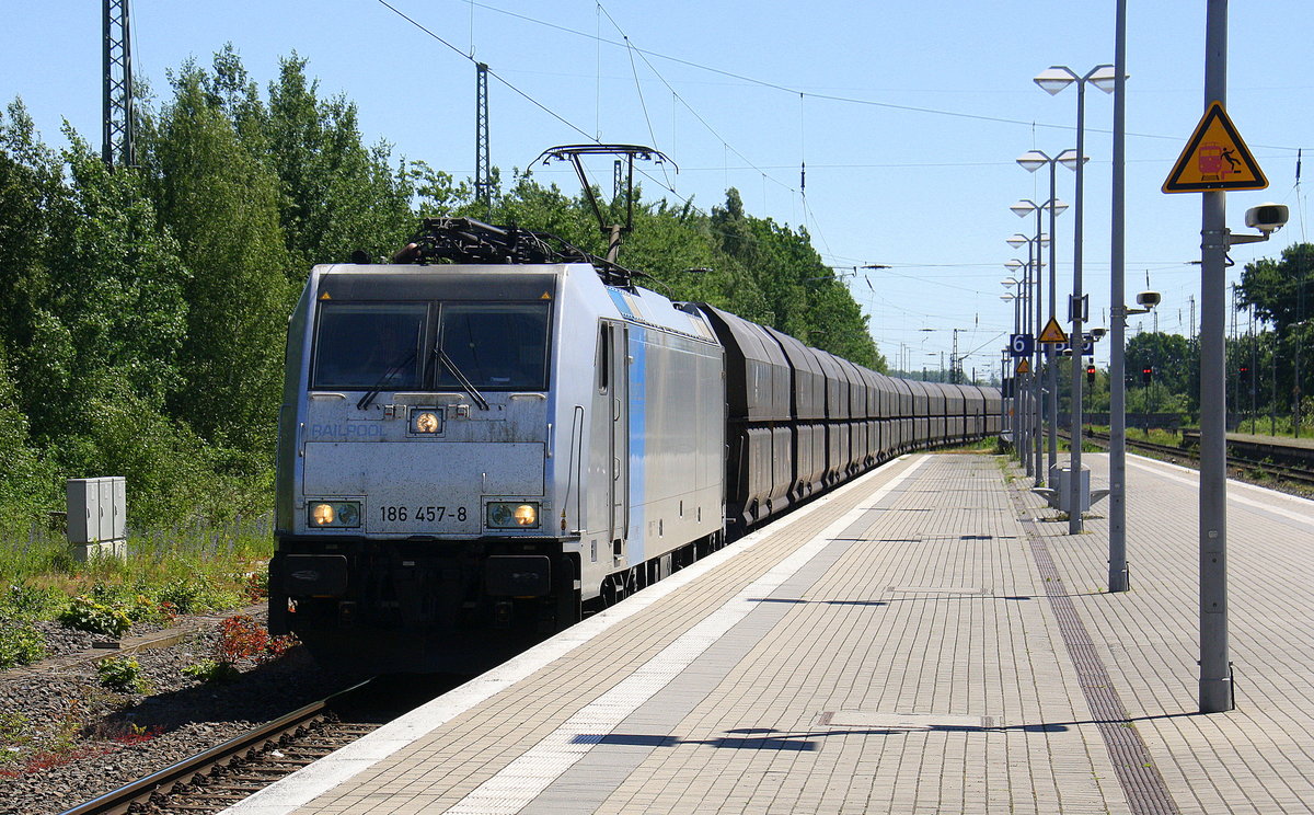 186 457-8 von Railpool fährt  als Umleiter mit einem Kohlenleerzug aus Bottrop(D) nach Maasvlakte(NL)  und fährt in Richtung Venlo. 
Aufgenommen vom Bahnsteig 6 von Viersen. 
Bei Sommerwetter am Mittag vom 27.5.2017.