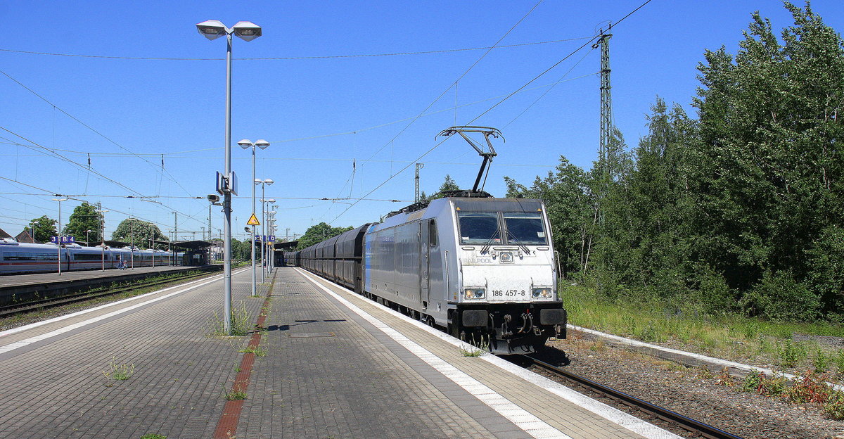 186 457-8  von Railpool kommt als Umleiter mit einem Kohlenleerzug aus Bottrop(D) nach Maasvlakte(NL) und fährt in Viersen ein. 
Aufgenommen vom Bahnsteig 6 von Viersen. 
Bei Sommerwetter am Mittag vom 27.5.2017.