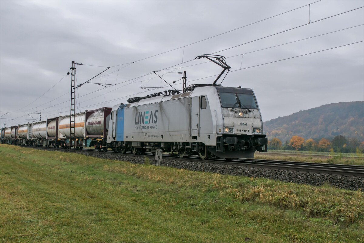 186 459-4 ist am 27.10.2021 mit einen Containerzug bei Himmelstadt unterwegs.