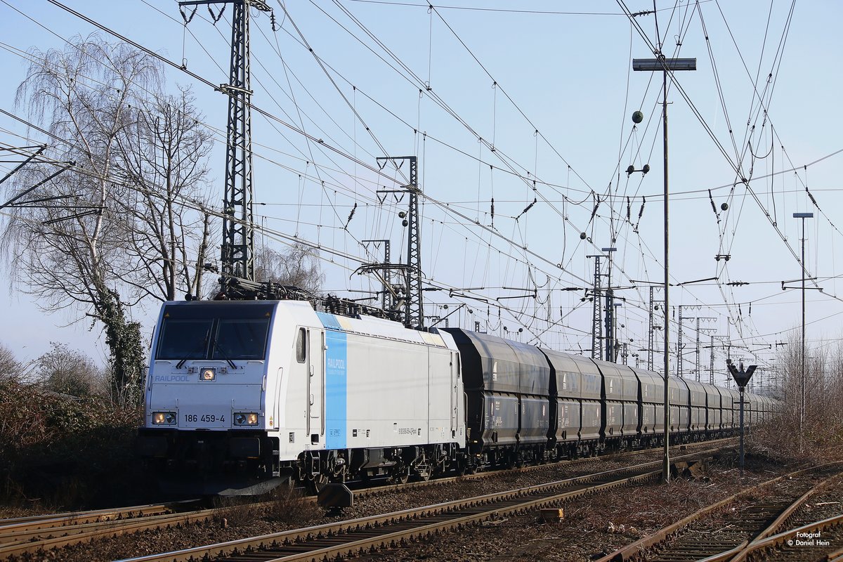186 459-4 Railpool mit Erzzug in Emmerich, Februar 2017.