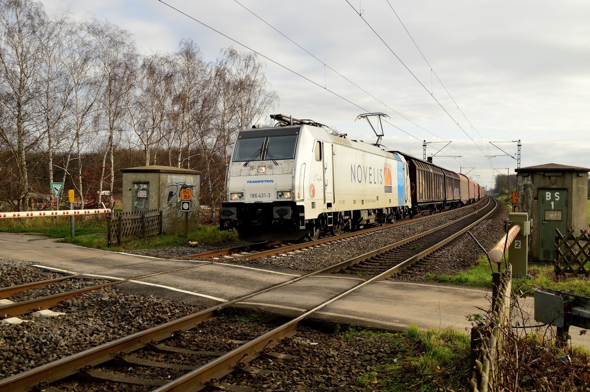 186 461-3 von Transpetro zieht den Northeimer hier bei Kaarst Broicherseite gen Duisburg am 19.12.2015
