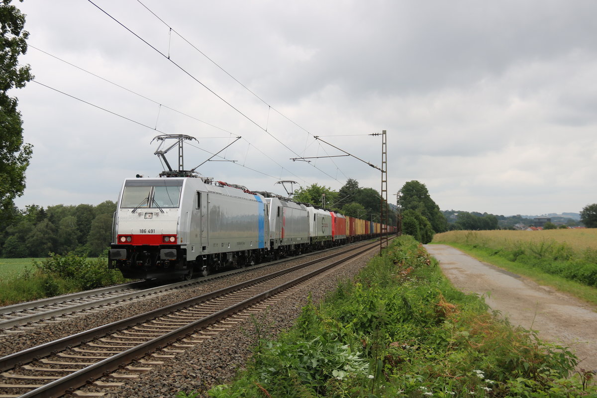 186 491 gemeinsam mit 186 384, 186 319 und 186 330 auf dem Weg von Aachen-West nach Belgien am 25.6.18