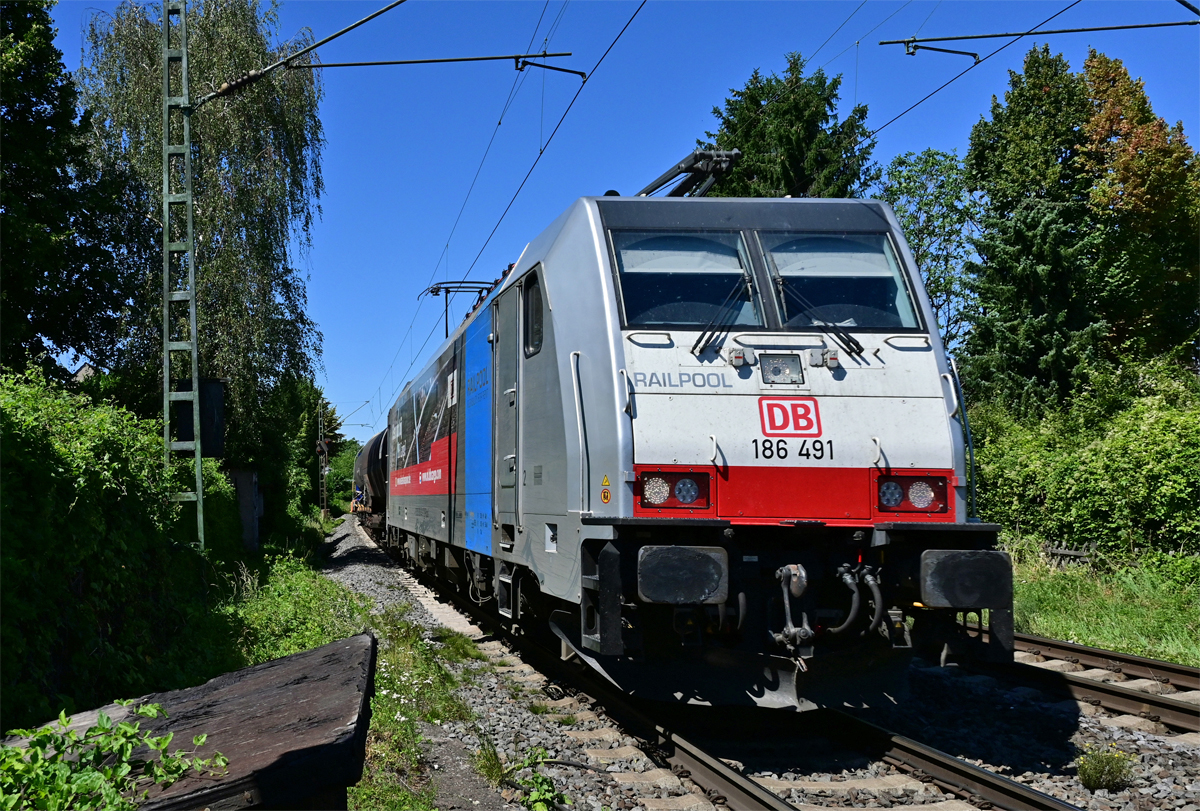 186 491 Kesselzug durch Bonn-Beuel. Keine Panik, ist am Bü Küdinghoven in Beuel aufgenommen! - 05.08.2020