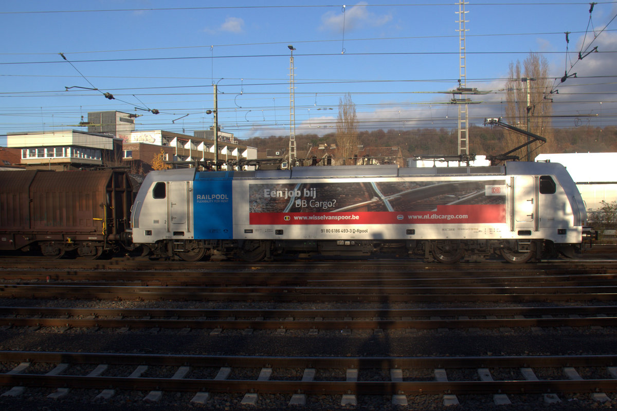 186 493-3 von DB-Schenker fährt mit einem Güterzug aus Deutschland nach Belgien aufgenommen bei der Ausfahrt aus Aachen-West in Richtung Montzen/Belgien. 
Aufgenommen vom Bahnsteig in Aachen-West. 
Bei Sonne und Wolken am Nachmittag vom 3.12.2019.