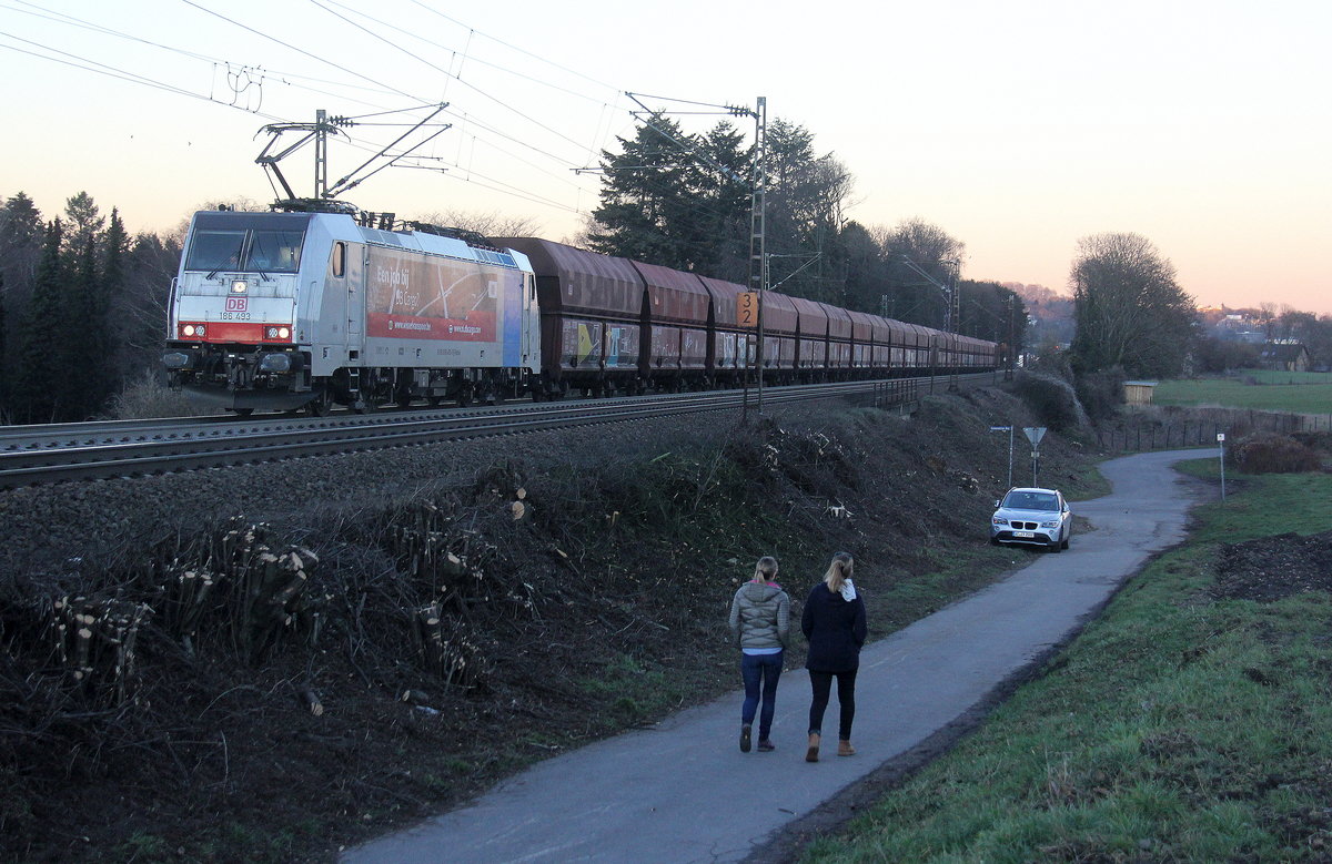 186 493-3 von DB-Schenker  kommt aus Richtung Aachen-West und fährt die Gemmenicher-Rampe hoch mit einem Kohlenleerzug aus Bernburg nach Gent-Zeehaven(B) aus Richtung Aachen-West und fährt in Richtung Montzen/Belgien. 
Aufgenommen an der Montzenroute am Gemmenicher-Weg.
In der Abendstimmung am 15.2.2019.