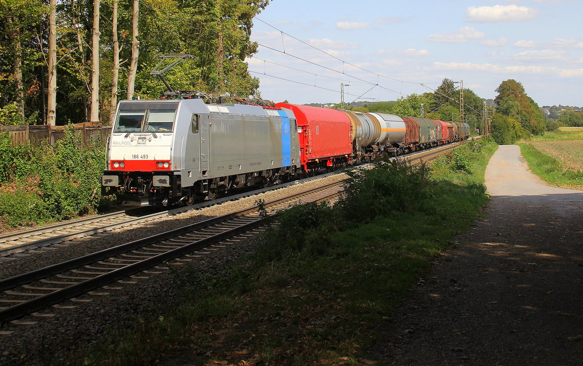 186 493-3  von Lineas/Railpool kommt aus Richtung Aachen-West und fährt die Gemmenicher-Rampe hoch mit einem gemischten Güterzug aus Köln-Gremberg(D) nach Antwerpen-Noord(B) und fährt in Richtung Montzen/Belgien. 
Aufgenommen an der Montzenroute am Gemmenicher-Weg. 
Bei Sommerwetter am Nachmittag vom 1.9.2018.
