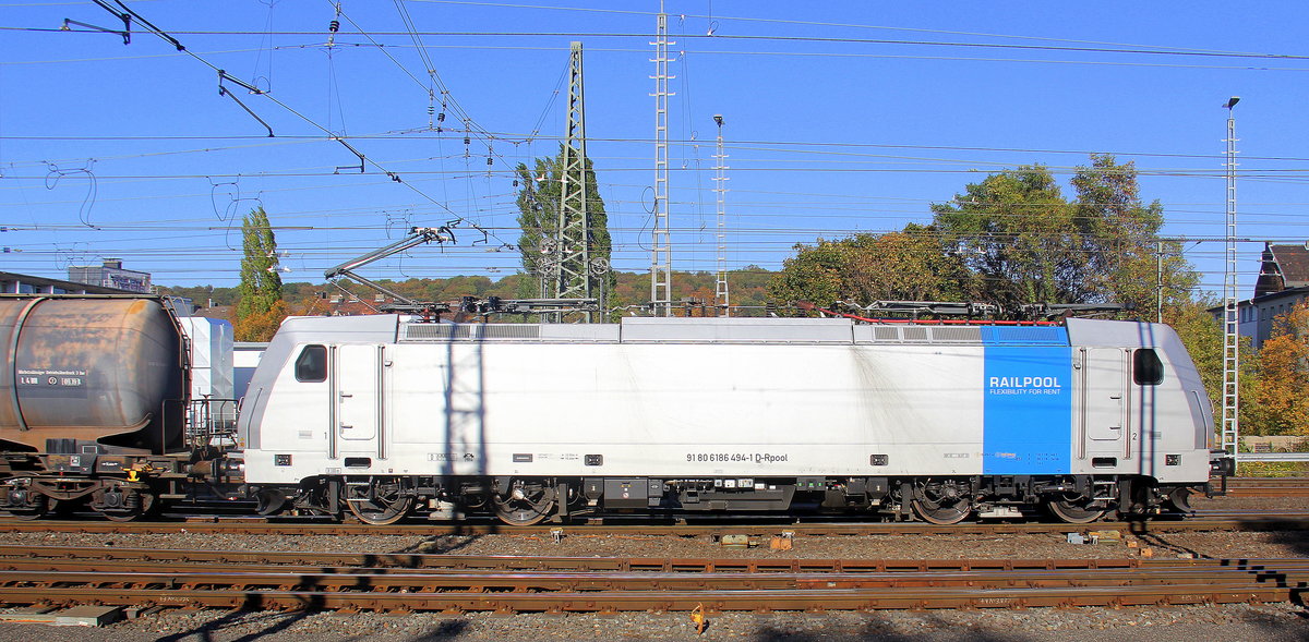 186 494-1 von Lineas/Railpool fährt mit einem  Güterzug aus Köln-Gremberg nach Antwerpen-Noord(B) bei der Ausfahrt aus Aachen-West in Richtung Montzen/Belgien. Aufgenommen vom Bahnsteig in Aachen-West. Bei schönem Herbstwetter am Nachmittag vom 10.10.2018.