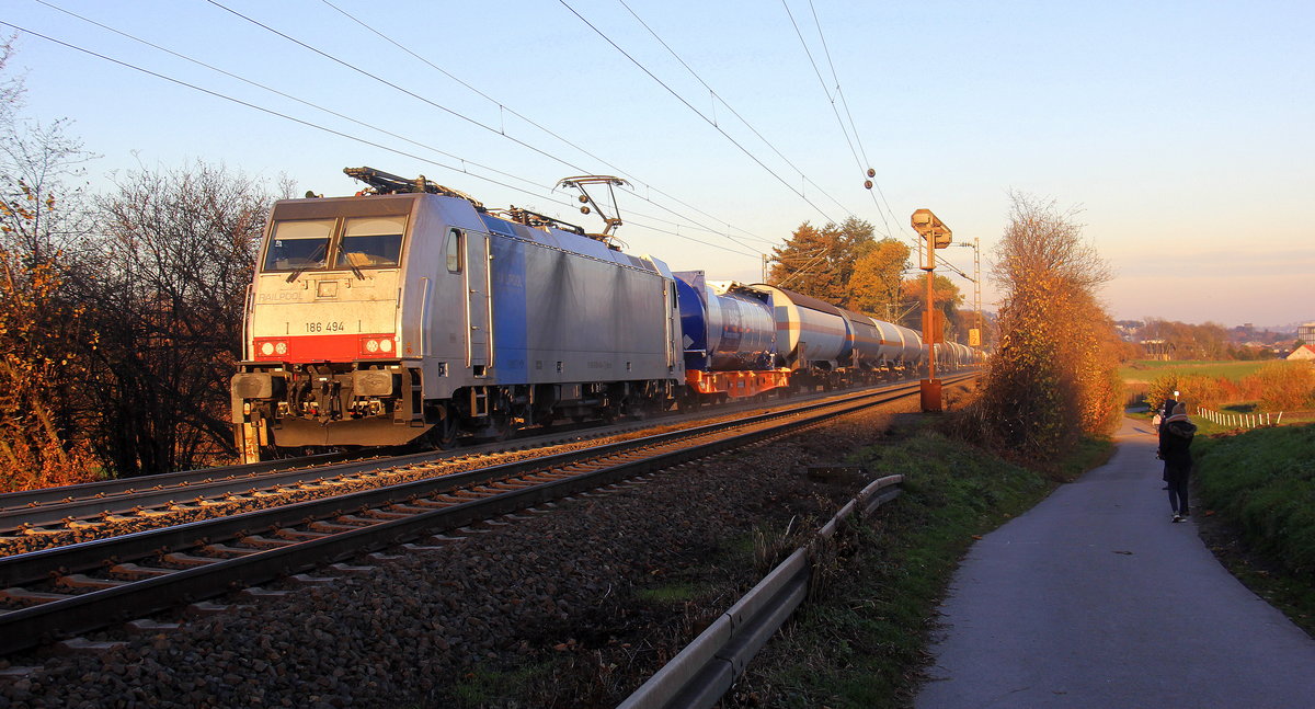 186 494-1 von Lineas/Railpool kommt aus Richtung Aachen-West mit viel Sand die Gemmenicher-Rampe hoch mit einem lagen Kesselzug aus Ludwigshafen-BASF nach Antwerpen-BASF(B) und fährt in Richtung Montzen/Belgien. 
Aufgenommen an der Montzenroute am Gemmenicher-Weg. 
Bei schönem Herbstwetter am Kalten Nachmittag vom 18.11.2018.