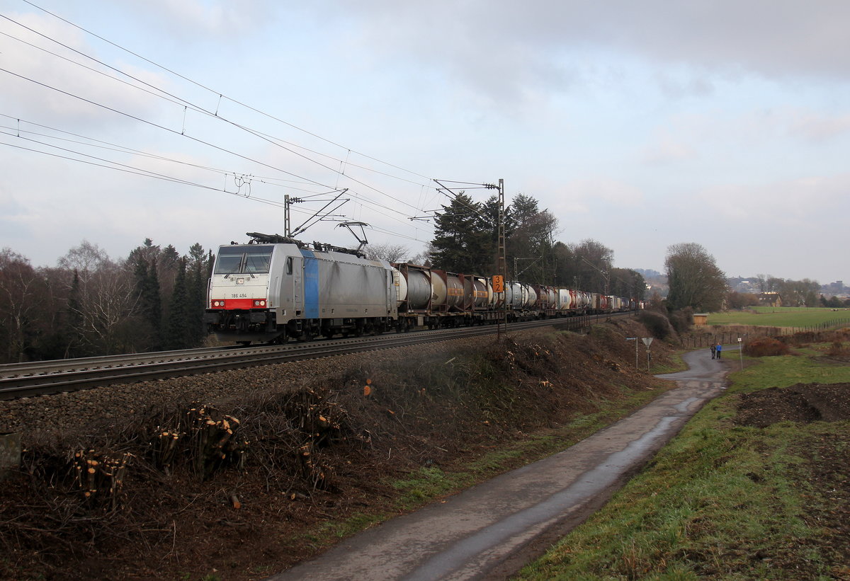 186 494-1 von Lineas/Railpool kommt aus Richtung Aachen-West und fährt die Gemmenicher-Rampe hoch mit einem Containerzug aus Gallarate(I) nach Antwerpen-Combinant(B) aus Richtung Aachen-West und fährt in Richtung Montzen/Belgien. 
Aufgenommen an der Montzenroute am Gemmenicher-Weg.
Bei Sonne und Regenwolken am Nachmittag vom 22.2.2019.