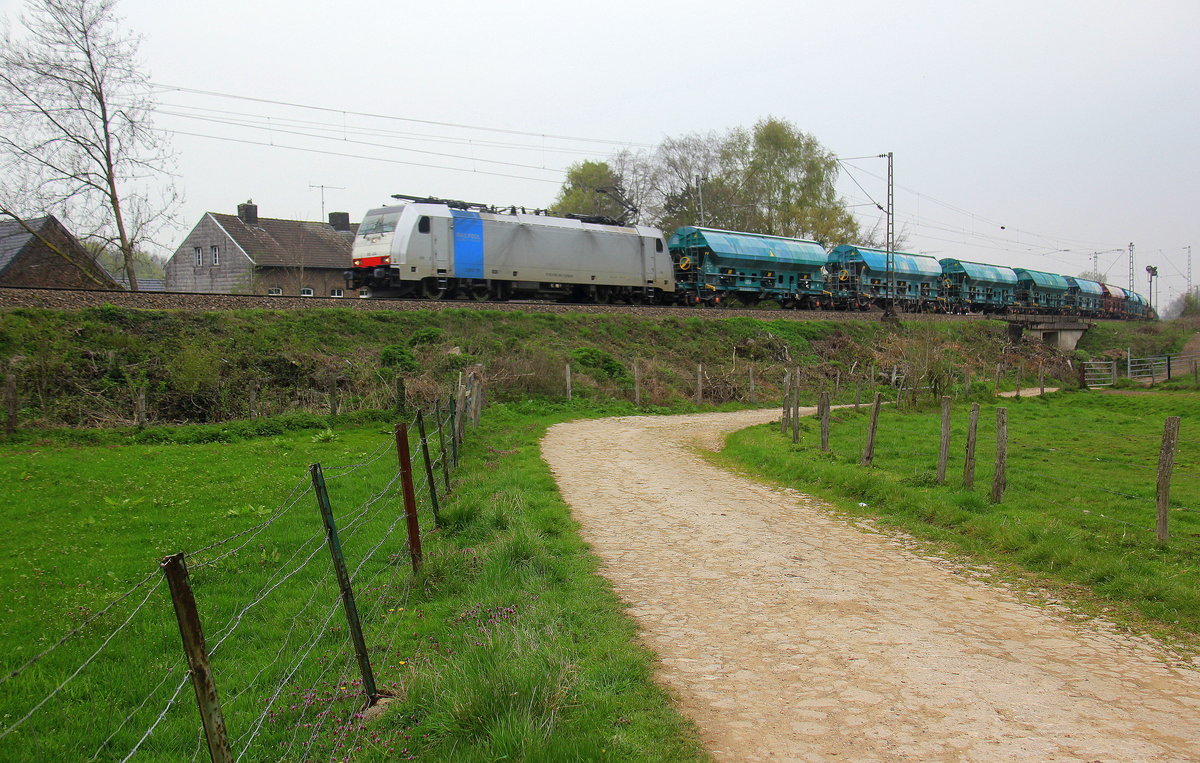 186 494-1 von Lineas/Railpool kommt aus Richtung Aachen-West und fährt die Gemmenicher-Rampe hoch mit einem Kalkleerzug aus Oberhausen-West(D) nach Hermalle-Huy(B) und fährt gleich in den Gemmenicher-Tunnel hinein.
Aufgenommen von einem Weg in Reinartzkehl. 
Am Nachmittag vom 9.4.2019. 