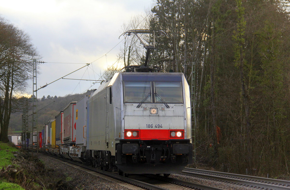186 494-1 von Lineas/Railpool kommt die Gemmenicher-Rampe herunter nach Aachen-West mit einem Containerzug aus Zeebrugge-Vorming(B) nach Gallarate(I) und rollt die Gemmenicher-Rampe herunter nach Aachen-West. 
Aufgenommen an der Montzenroute am Gemmenicher-Weg. 
Bei Sonne und Regenwolken und Sturm am Nachmittag vom 16.3.2019.