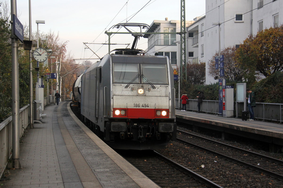 186 494-1 von Lineas/Railpool kommt mit einem Kesselzug aus Antwerpen-Noord(B) nach Köln-Eifeltor(D) fährt durch Aachen-Schanz in Richtung Aachen-Hbf,Aachen-Rothe-Erde,Stolberg-Hbf(Rheinland)Eschweiler-Hbf,Langerwehe,Düren,Merzenich,Buir,Horrem,Kerpen-Köln-Ehrenfeld,Köln-West,Köln-Süd. 
Aufgenommen vom Bahnsteig von Aachen-Schanz. 
Am Morgen vom 22.11.2018.