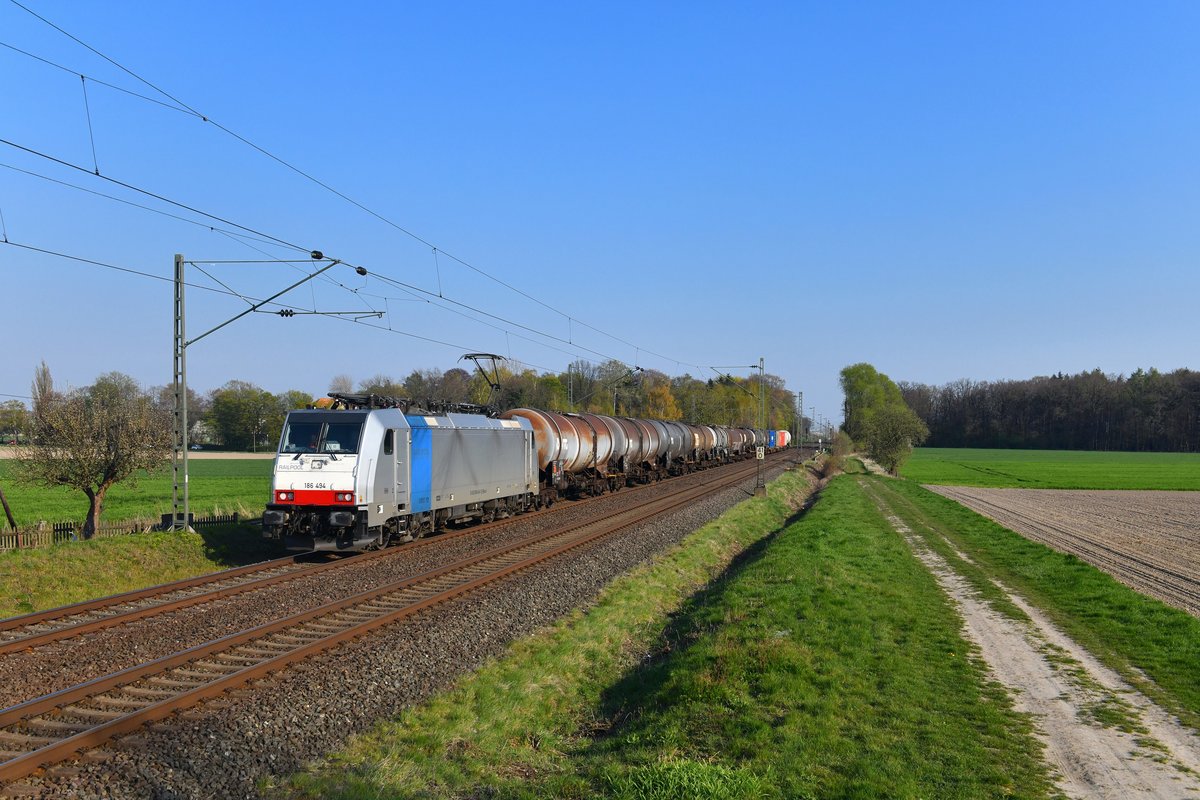 186 494 mit einem Güterzug am 16.04.2019 bei Woltorf. 