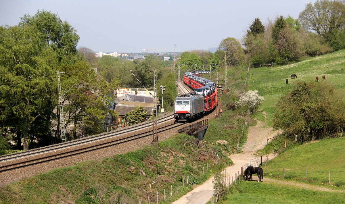 186 496-6 von DB-Schenker  kommt die Gemmenicher-Rampe falschen Gleis hochgefahren aus Richtung Aachen-West  mit einem Landrover-Autozug aus Gelsenkirchen-Bismarck(D) nach Zeebrugge-Ramskapelle(B)  und fährt gleich in den Gemmenicher-Tunnel hinein. 
Aufgenommen von einer Wiese in Reinartzkehl. 
Bei schönem Frühlingswetter am Nachmittag vom 21.4.2019.
