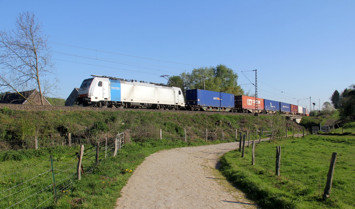 186 497-4 von Lineas/Railpool kommt aus Richtung Aachen-West und fährt die Gemmenicher-Rampe hoch mit einem langen KLV-Containerzug aus Trieste-Campo-Marzio(I) nach Genk(B) und fährt gleich in den Gemmenicher-Tunnel hinein. 
Aufgenommen von einem Weg in Reinartzkehl. 
Bei schönem Frühlingswetter am Morgen vom 20.4.2019. 