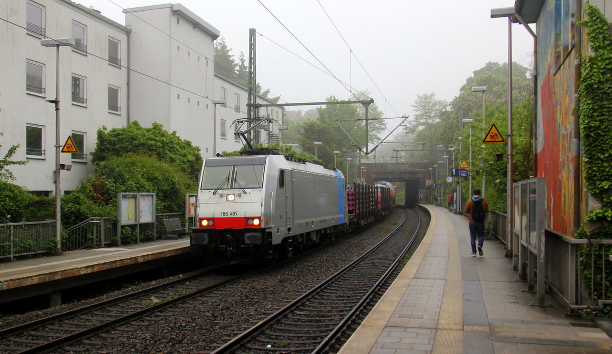 186 497-4 von Lineas/Railpool kommt aus Richtung Köln,Aachen-Hbf mit einem gemischten Güterzug aus Wien-Freudenau-Hafen(A) nach Antwerpen-Noord(B) und fährt durch Aachen-Schanz in Richtung Aachen-West. 
Aufgenommen vom Bahnsteig von Aachen-Schanz.
Bei Regenwetter am Morgen vom 21.5.2019.