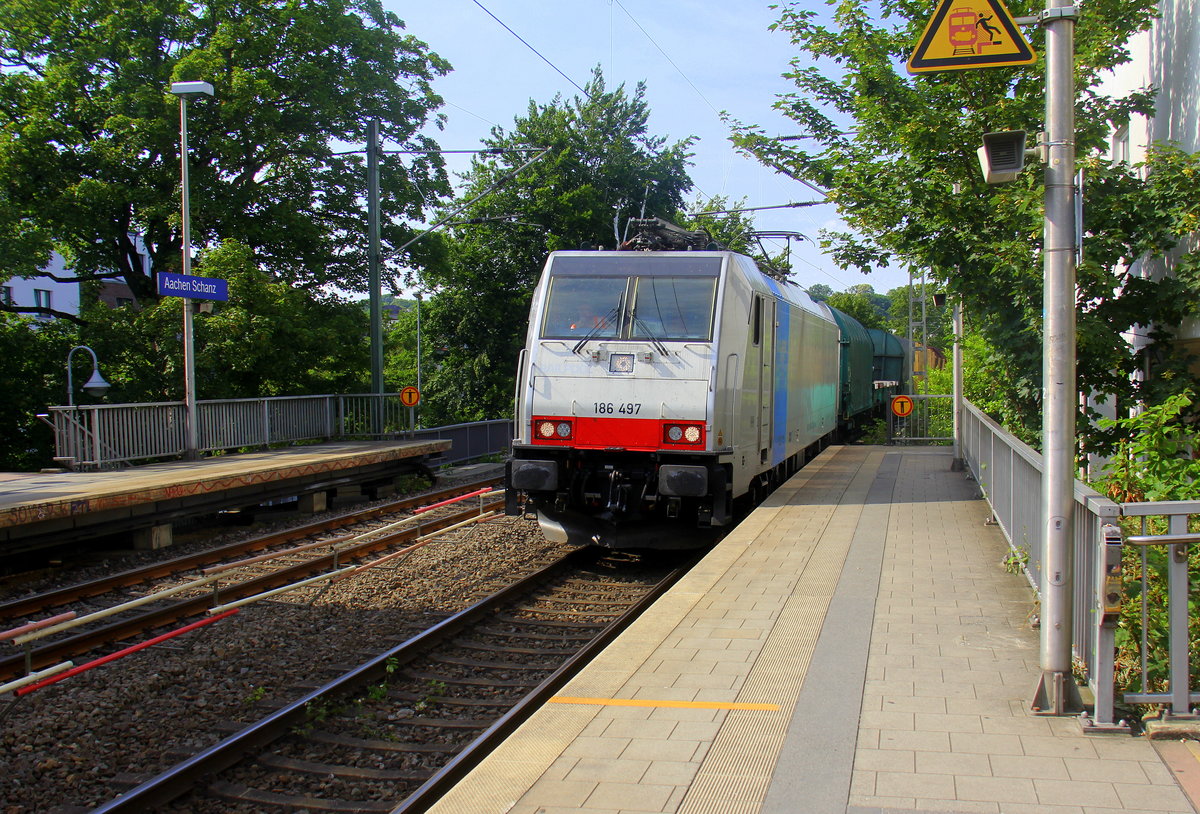 186 497-4 von Lineas/Railpool kommt aus Richtung Aachen-West auf dem falschen Gleis mit einem Coilzug aus Kinkempois(B) nach Köln-Gremberg(D) und kommt aus Richtung Aachen-West und 
 fährt durch Aachen-Schanz in Richtung Aachen-Hbf,Aachen-Rothe-Erde,Stolberg-Hbf(Rheinland)Eschweiler-Hbf,Langerwehe,Düren,Merzenich,Buir,Horrem,Kerpen-Köln-Ehrenfeld,Köln-West,Köln-Süd.
Aufgenommen vom Bahnsteig von Aachen-Schanz.
Bei Sommerwetter am Morgen vom 25.6.2019. 
