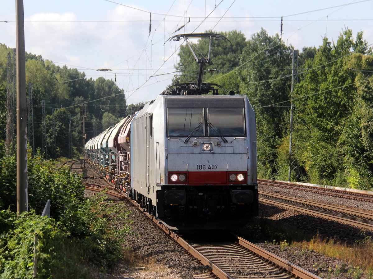 186 497-4 von Lineas/Railpool kommt aus Richtung Aachen-West mit einem schweren Kalkzug aus Hermalle-Huy(B) nach Oberhausen-West(D) und fährt durch Kohlscheid in Richtung Herzogenrath,,Hofstadt,Finkenrath,Rimburg,Übach-Palenberg,Zweibrüggen,Frelenberg,Geilenkirchen,Süggerath,Lindern,Brachelen,Hückelhoven-Baal,Baal,Erkelenz,Herrath,Beckrath,Wickrath. 
Aufgenommen von Bahnsteig 1in Kohlscheid. 
Bei Sommerwetter am Vormittag vom 12.8.2019.
Und das ist mein 10500tes Bahnbild bei http://WWW.Bahnbilder de