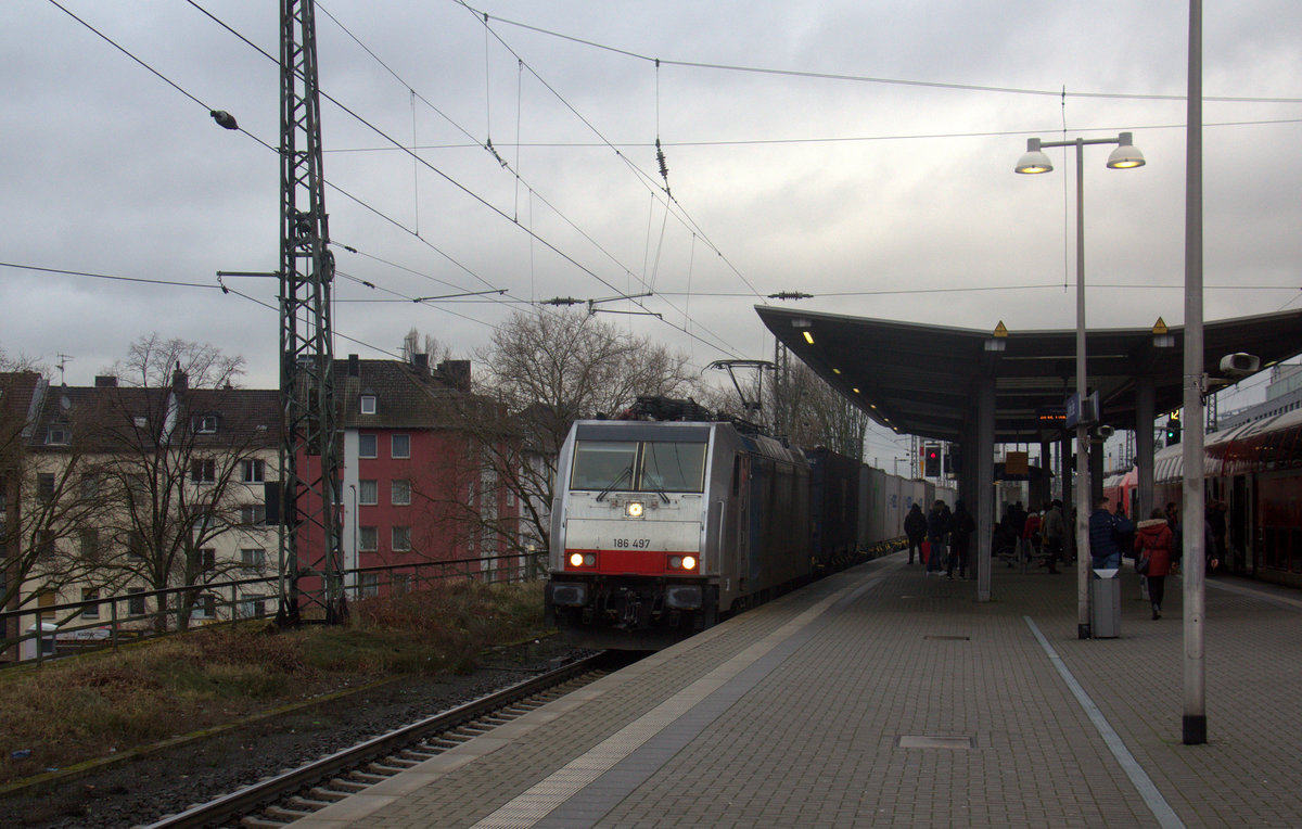 186 497-4 von Lineas/Railpool  kommt mit einem KLV-Containerzug aus Novara(I) nach Genk-Zuid Haven(B) und kommt aus Richtung und kommt aus Köln-Süd,Köln-West,Köln-Ehrenfeld,Kerpen,Horrem,Buir,Merzenich,Düren,Langerwehe,Eschweiler-Hbf,Stolberg-Hbf(Rheinland),Aachen-Eilendorf und fährt durch Aachen-Rothe-Erde in Richtung Aachen-Hbf,Aachen-Schanz,Aachen-West. A
ufgenommen vom Bahnsteig 1 in Aachen-Rothe-Erde. 
Am Nachmittag vom 12.1.2020.