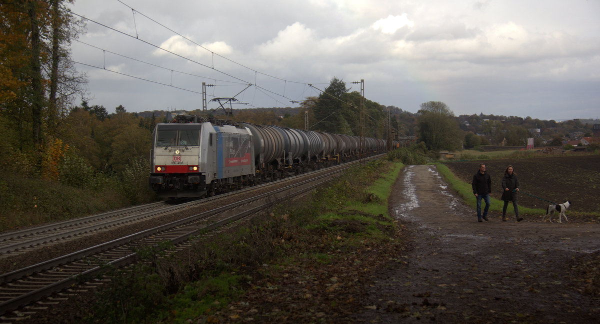 186 498-2 von DB-Schenker kommt aus Richtung Aachen-West und fährt die Gemmenicher-Rampe hoch mit einem langen Ölleerzug aus Basel(CH) nach Antwerpen-Petrol(B) und fährt in Richtung Gemmenicher-Tunnel,Botzelaer(B),Gemmenich(B),Nouvelaer(B),Moresnet(B),Moresnet-Chapelle(B),Montzen(B). 
Aufgenommen an der Gemmenicher-Rampe am Gemmenicher-Weg an der Montzenroute. 
Bei Regenwolken am Mittag vom 2.11.2019.