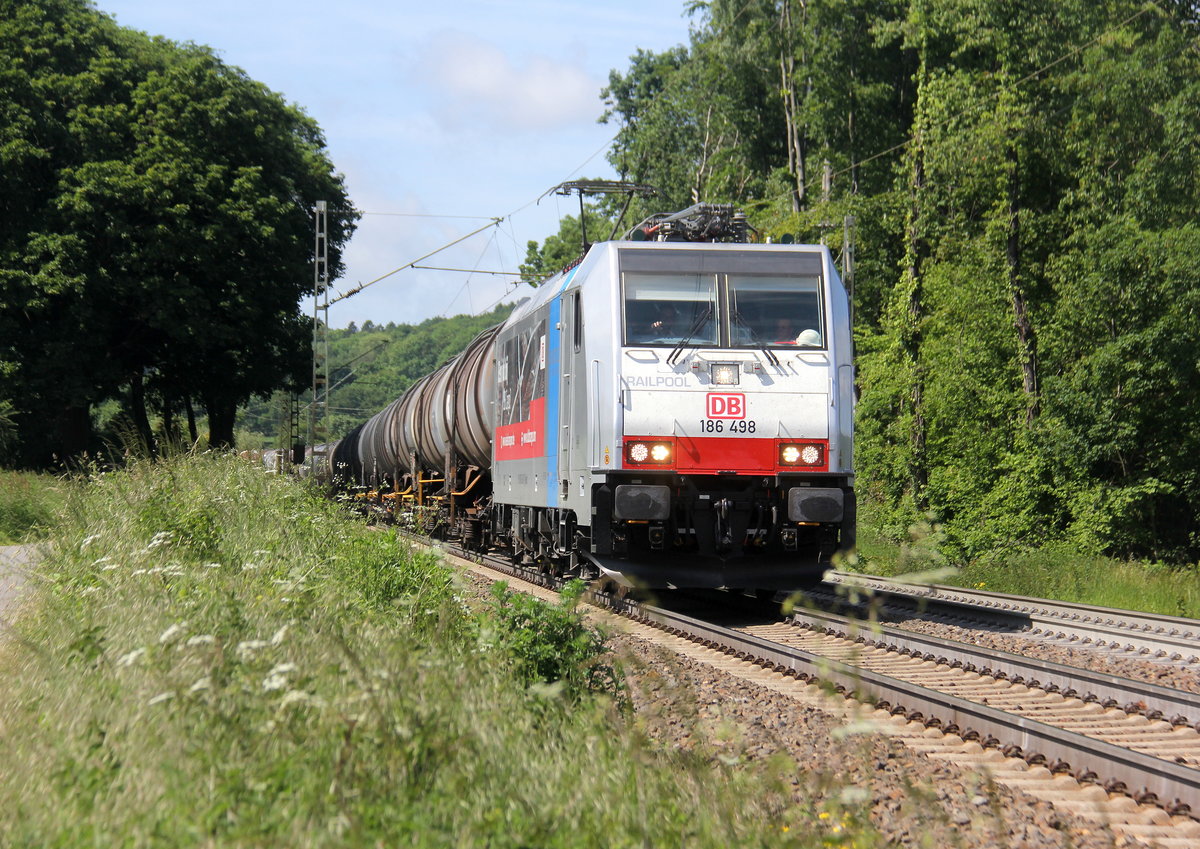 186 498-2 von DB-Schenker kommt die Gemmenicher-Rampe herunter nach Aachen-West mit einem Ölzug aus Antwerpen-Petrol(B) nach Basel-SBB(CH) und fährt nach Aachen-West und rollt die Gemmenicher-Rampe herunter nach Aachen-West. 
Aufgenommen an der Montzenroute am Gemmenicher-Weg.
Bei Sommerwetter am Vormittag vom 31.5.2019. 