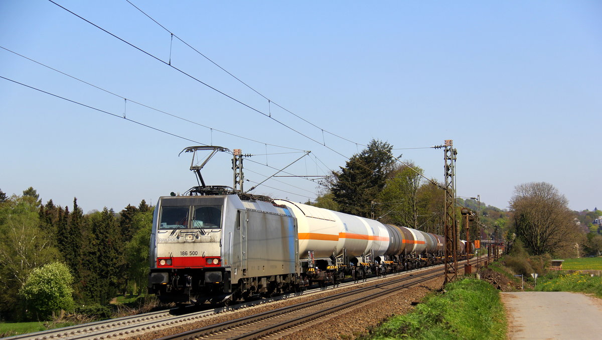 186 500-5 von Lineas/Railpool  kommt aus Richtung Aachen-West die Gemmenicher-Rampe hoch mit einem Kesselzug aus Ludwigshafen-BASF nach Antwerpen-BASF(B) und fährt in Richtung Montzen/Belgien. Aufgenommen an der Montzenroute am Gemmenicher-Weg. 
Bei schönem Frühlingswetter am Mittag vom 19.4.2019.