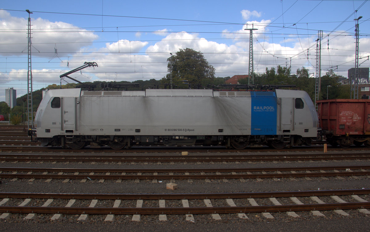 186 500-5 von Lineas/Railpool kommt aus Richtung Montzen/Belgien mit einem Güterzug aus Antwerpen-Noord(B) nach Köln-Gremberg(D) und fährt in Aachen-West ein. 
Aufgenommen vom Bahnsteig in Aachen-West. 
Bei Sonne und Wolken am Nachmittag vom 18.9.2019.