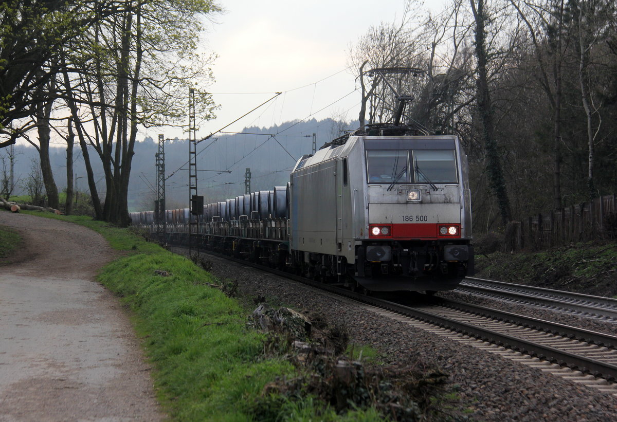 186 500-5 von Lineas/Railpool kommt die Gemmenicher-Rampe herunter nach Aachen-West mit einem Coilzug aus Kinkempois(B) nach Aachen-West(D). 
Aufgenommen an der Montzenroute am Gemmenicher-Weg. 
Bei Wolken am Nachmittag vom 28.3.2019.
