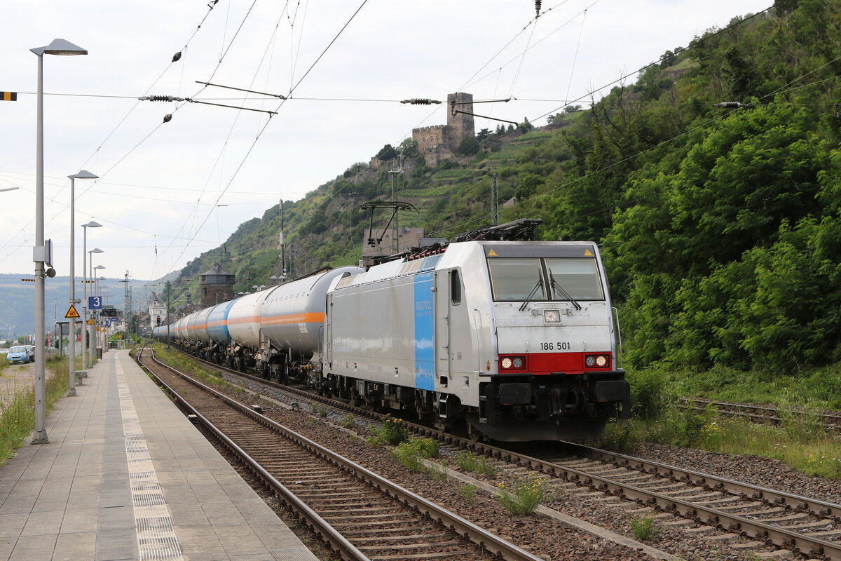 186 501 mit einem Kesselwagenzug am 23. Juli 2021 in Kaub am Rhein.