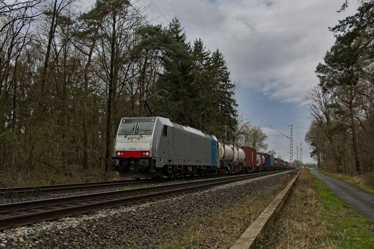 186 506 der Railpool mit einem gemischten Güterzug bei Hamm-Lerche (06.04.2022)