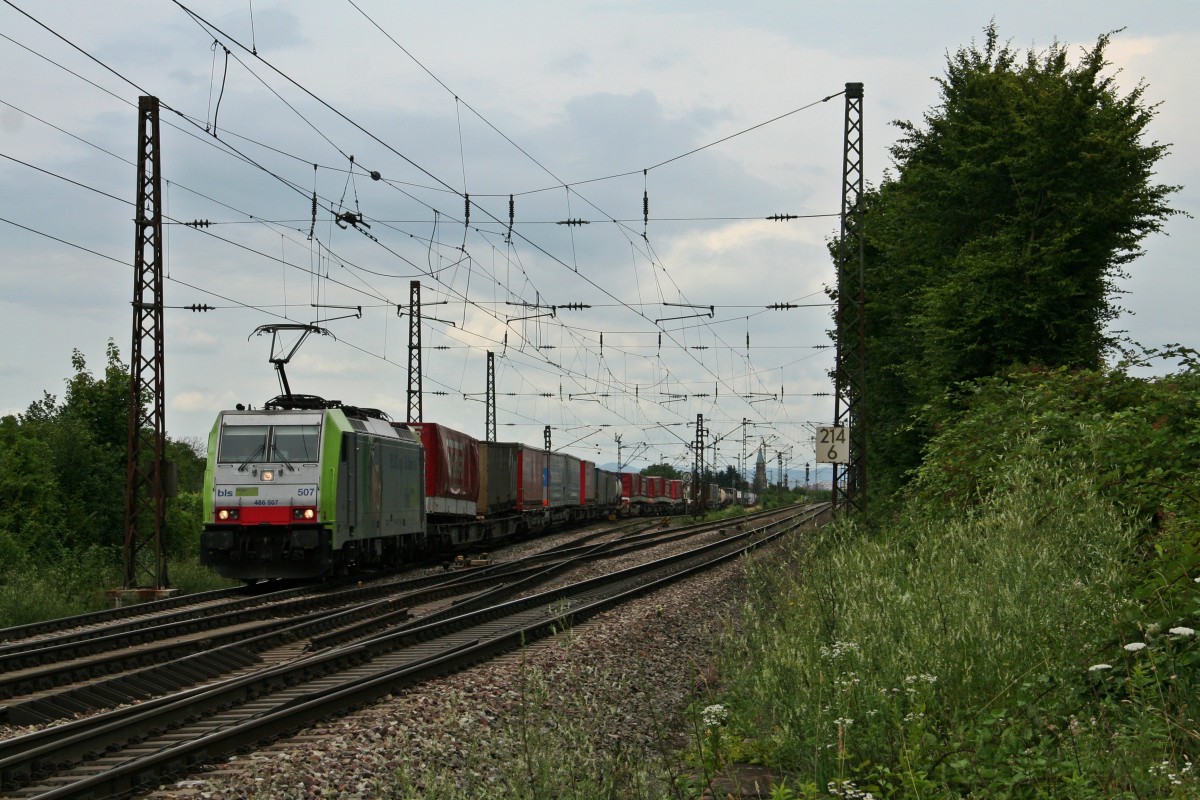 186 507 mit dem 42015 von Wanne Eickel West nach Gallerate am Nachmittag des 12.07.14 n�rdlich von Leutersberg.