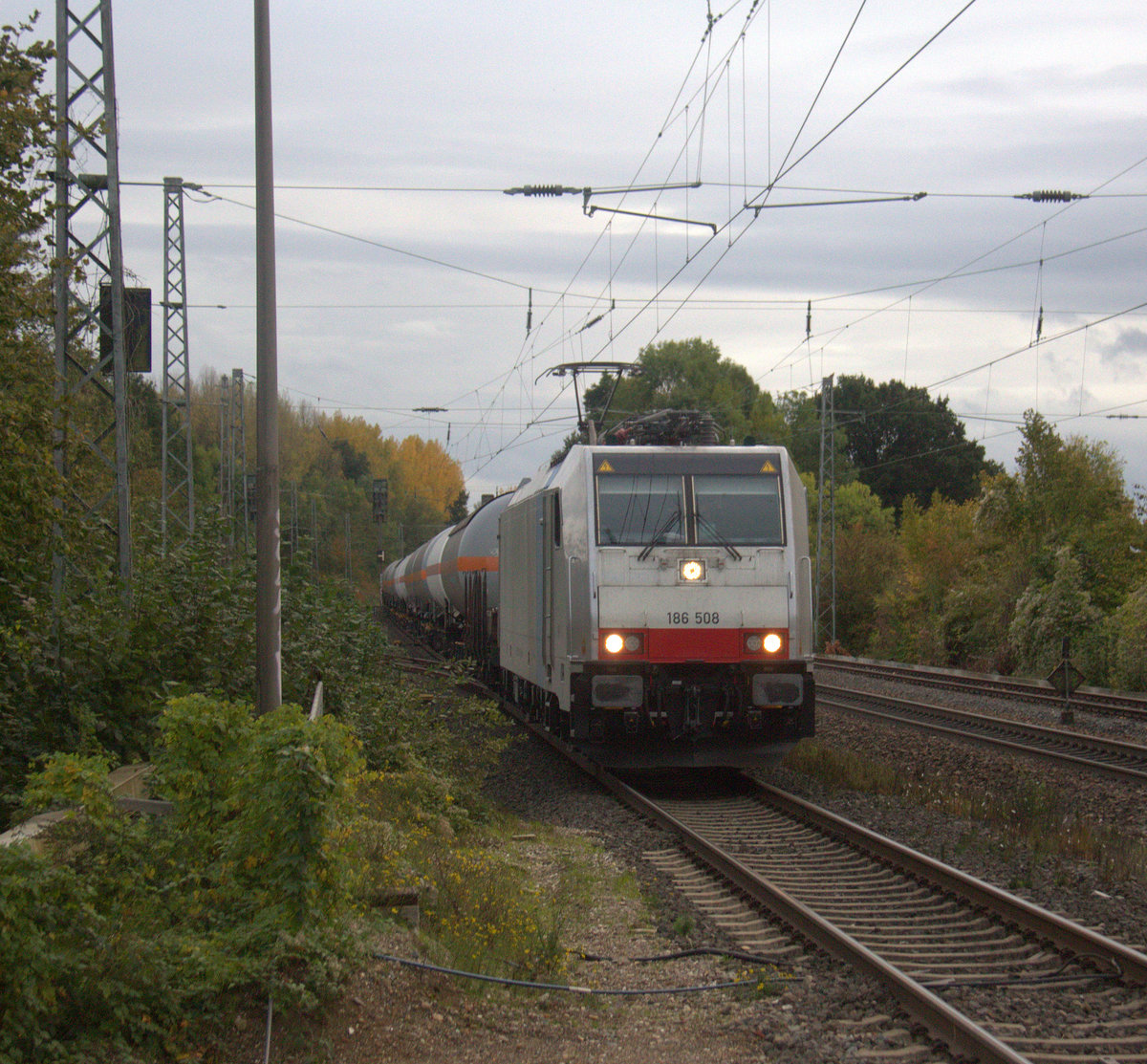 186 508-8 von Railpool/Lineas kommt als umleiter aus Richtung Aachen-Wes,Laurensberg,Richterich mit einem gemischten Güterzug aus Antwerpen-Noord(B) nach Köln-Gremberg(D) und fährt durch Kohlscheid in Richtung Herzogenrath,Mönchengladbach. 
Aufgenommen von Bahnsteig 1 in Kohlscheid. 
Bei Wolken am Nachmittag vom 17.10.2019.
