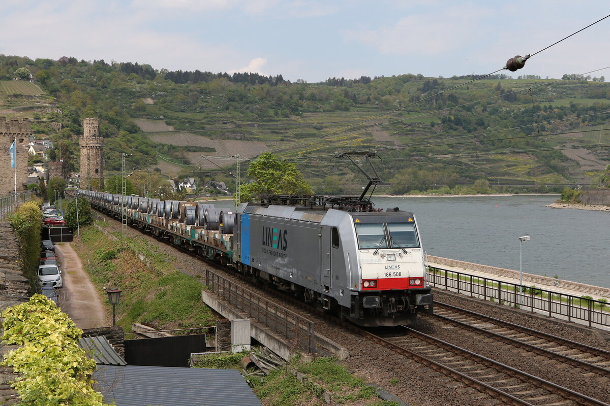 186 508 von  LINEAS  mit einem Stahlzug am 2. Mai 2022 bei Oberwesel am Rhein.