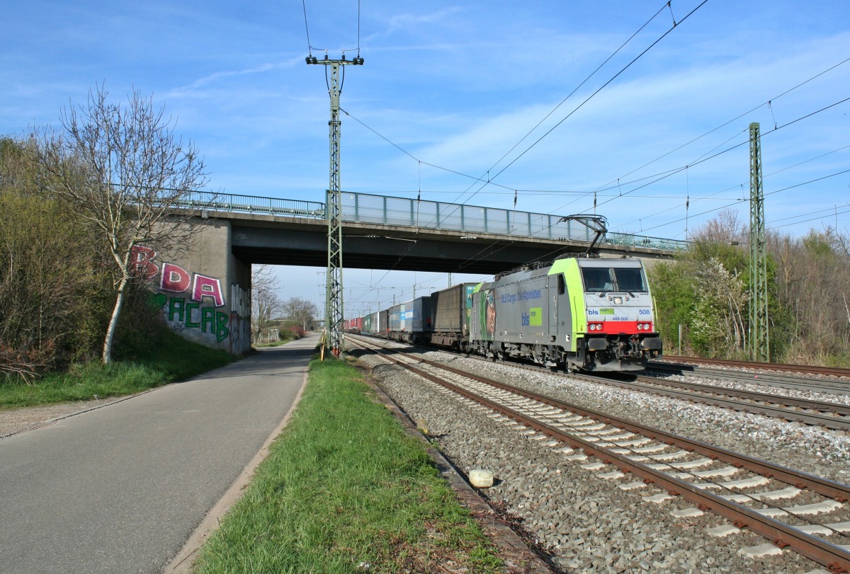186 508 mit einem KLV-Zug in Richtung Melzo am Nachmittag des 29.03.14 im Bahnhof Mllheim (Baden).
Viele Gre an den Lokfhrer!