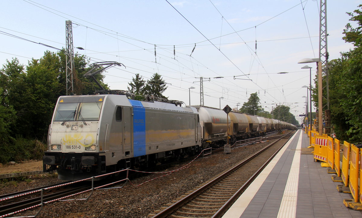 186 531-0 fährt jetzt für Crossrail kommt mit einem langen Silozug durch Kohlscheid aus Buna-Werke(D) nach Herentals(B) und fährt die Kohlscheider-Rampe hoch nach Aachen-West. 
Aufgenommen vom Bahnsteig 1 in Kohlscheid.
Bei Sommerwetter am Nachmittag vom 25.7.2019.