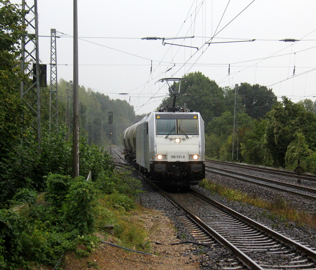 186 531-0 fährt jetzt für Crossrail  kommt aus Richtung Aachen-West mit drei Silowagenzug aus Antwerpen-Noord(B) nach Buna-Werke(D)  und fährt durch Kohlscheid in Richtung Herzogenrath,,Hofstadt,Finkenrath,Rimburg,Übach-Palenberg,Zweibrüggen,Frelenberg,Geilenkirchen,Süggerath,Lindern,Brachelen,Hückelhoven-Baal,Baal,Erkelenz,Herrath,Beckrath,Wickrath. 
Aufgenommen von Bahnsteig 1 in Kohlscheid.
Bei Regenwetter am Nachmittag vom 4.9.2019.