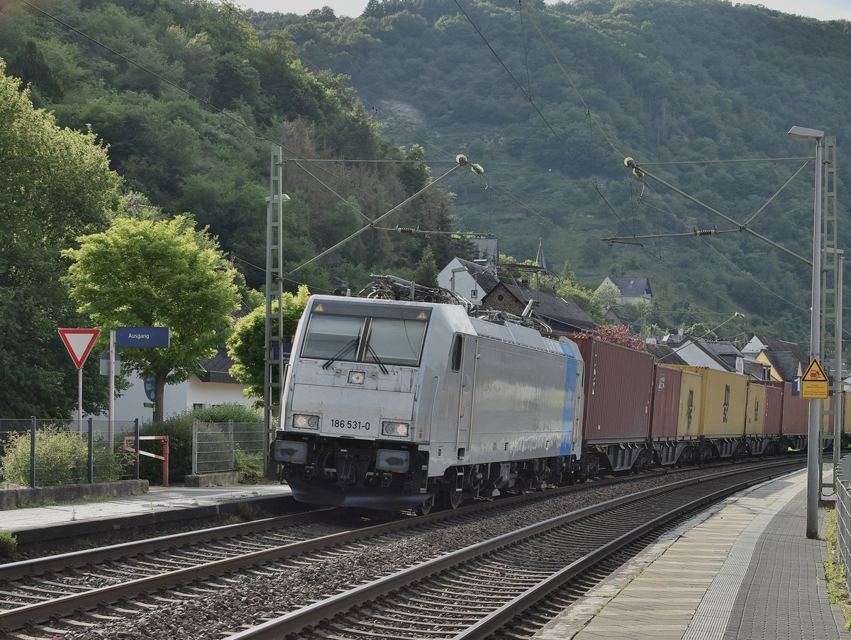 186 531-0 mit einem MSC Containerzug nach süden fahrend durch Hirzenach am Freitag den 31.5.2019