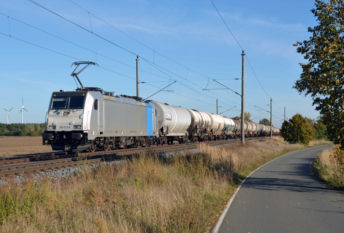 186 533 der Railpool führte am 24.10.21 einen Kesselwagenzug durch Wittenberg-Labetz Richtung Wittenberg. Da die Lok später wieder Lz gen Falkenberg(E) rollte wird das Ziel wohl Wittenberg-Piesteritz gewesen sein.