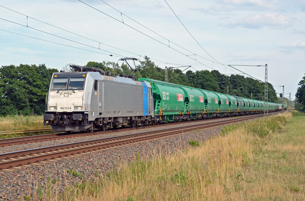 186 533 der Railpool führte am 20.07.25 einen Silozug der Ost-West-Logistics Poland durch Jütrichau Richtung Magdeburg.